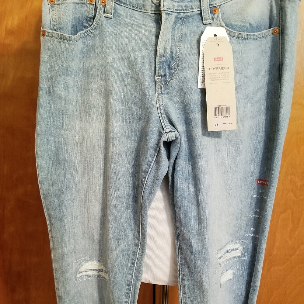 Levi's:Boyfriend Mid Rise Relaxed Hip and Thigh Jeans. Size 28